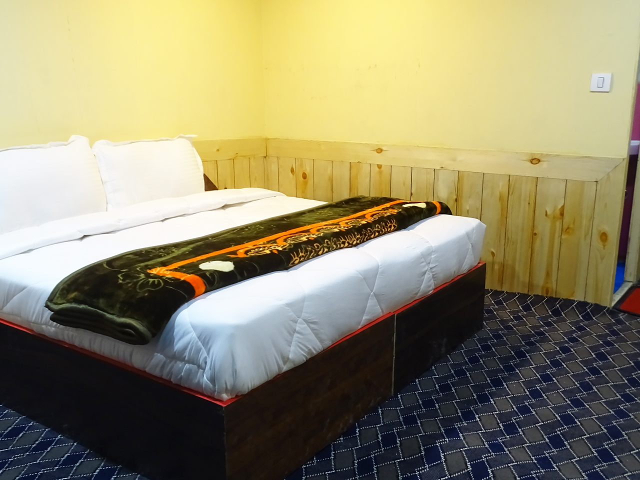 Star Sheraton Wooden Cottage Pangong Double Beded Room